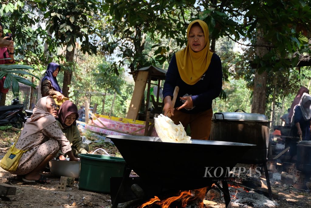 Warga Desa Muara Jambi bergotong royong memasak sejumlah hidangan di Desa Muara Jambi, Kecamatan Maro Sebo, Kabupaten Muaro Jambi, Jambi, Sabtu (5/8/2023). 