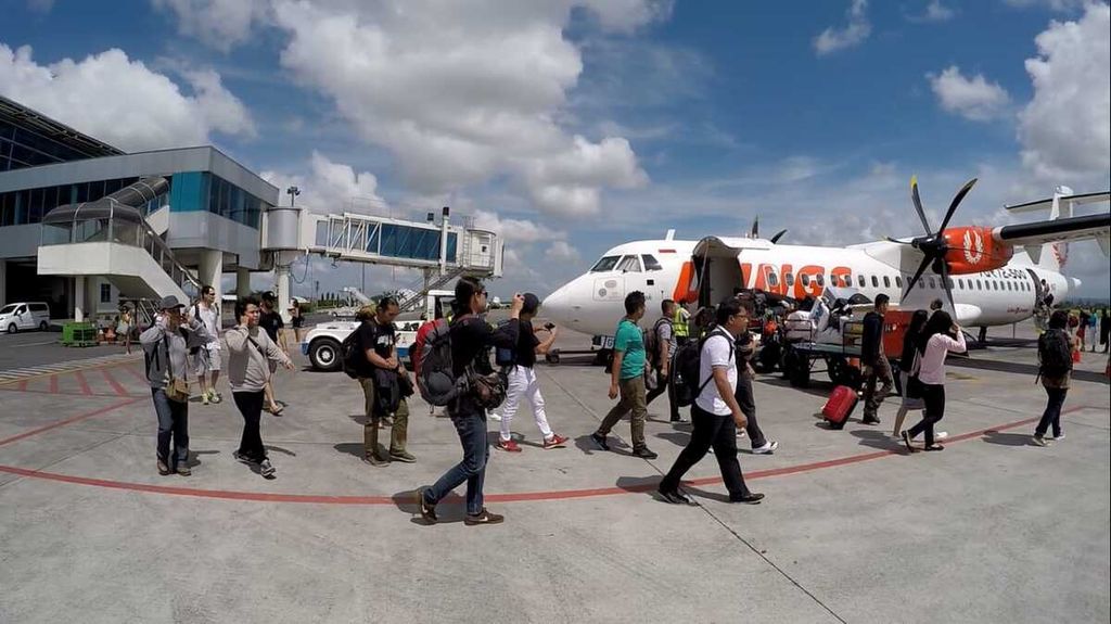 Wisatawan domestik dari berbagai asal, turun dari pesawat di Bandara Internasional Lombok, Praya, Lombok Tengah. Nusa Tenggara Barat. Foto diambil 11 Februari 2019.