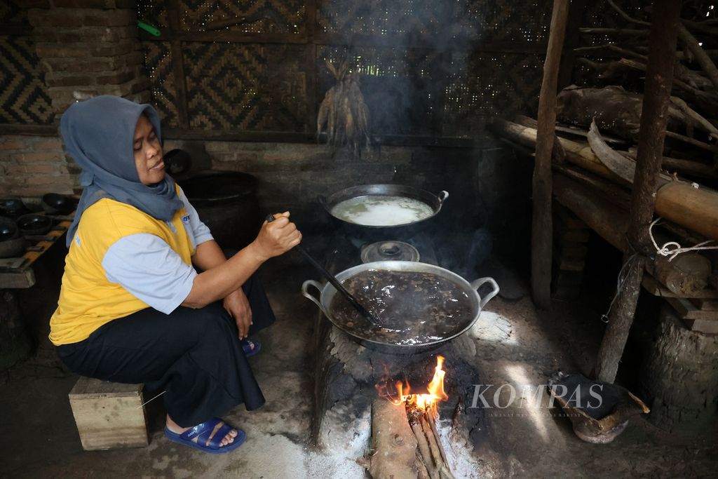 Warga memasak nira kelapa untuk diolah menjadi gula jawa di  Gubuk Kopi Borobudur, Desa Karangrejo, Borobudur, Magelang, Jawa Tengah, Rabu (19/10/2022).