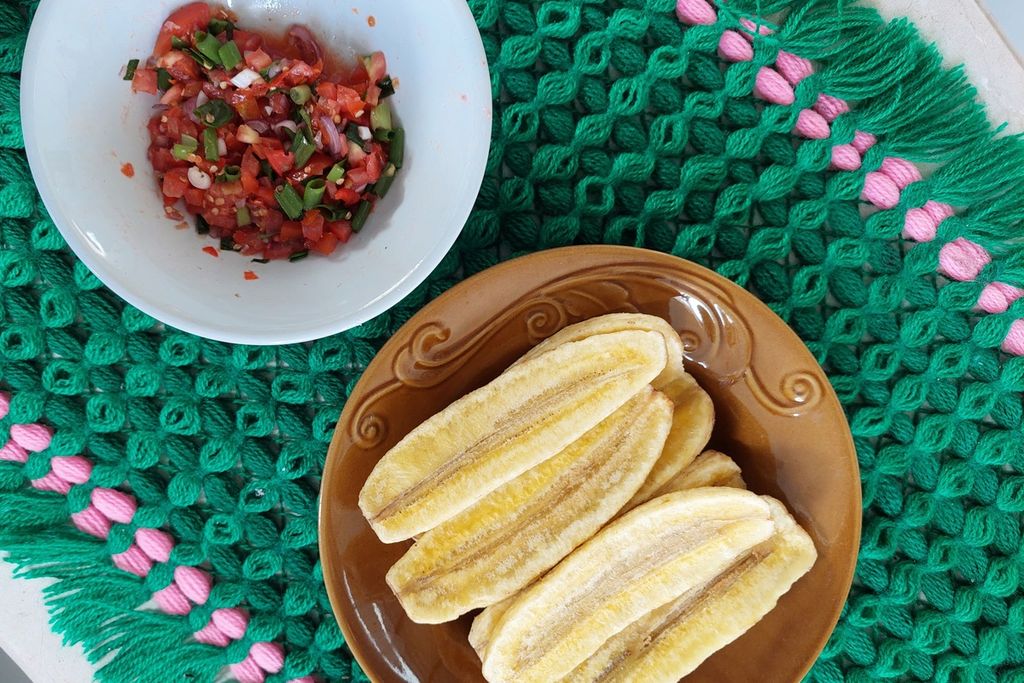Camilan pisang goreng dan sejenis sambal salsa disajikan oleh Mama Mariana dari Desa Ajaobaki, Kecamatan Mollo Utara, Kabupaten Timor Tengah Selatan.