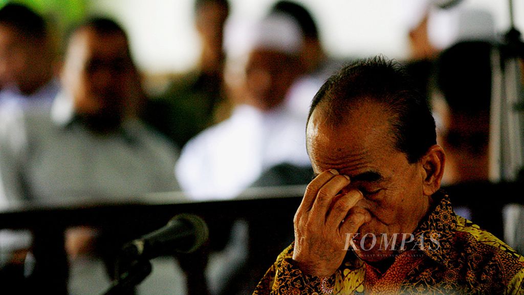 Gubernur Riau nonaktif Annas Maamun ikuti sidang perdana atas kasus korupsi yang melibatkannya di Pengadilan Tipikor Bandung, Bandung, Jawa Barat, Rabu (11/2/2015). 