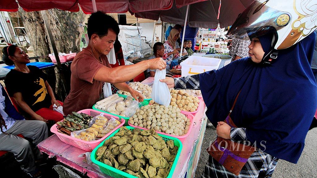 Pedagang pempek di Pasar 26 Ilir, Palembang, Sumatera Selatan, Sabtu (3/6), sibuk  melayani para  pembeli. Masyarakat Palembang biasa menyajikan makanan khas berbahan tepung sagu ini untuk menu berbuka puasa. 