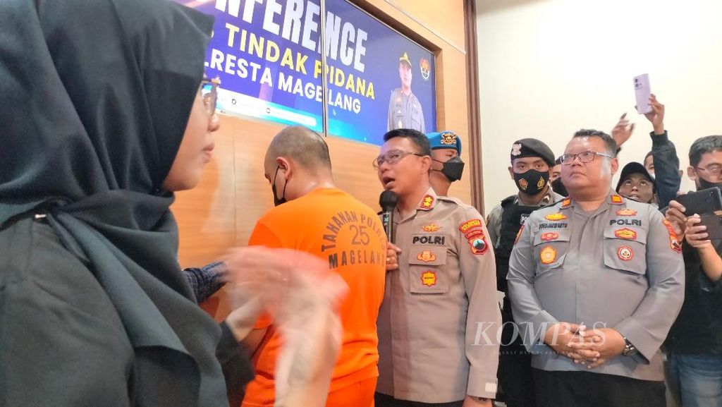 Pelaksana Tugas Kepala Polresta Magelang Ajun Komisaris Besar Sajarod Zakun meminta keterangan dari pelaku pembunuhan berinisial DDS, Selasa (6/12/2022).
