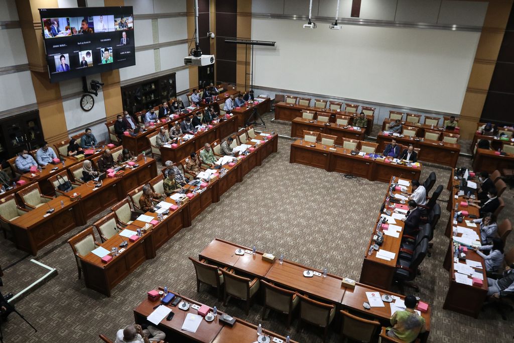 Suasana rapat kerja Komisi III DPR terkait RUU tentang Pengesahan Perjanjian antara Pemerintah Republik Indonesia dan Pemerintah Republik Singapura tentang Ekstradisi Buronan di Kompleks Parlemen, Jakarta, Senin (5/12/2022).