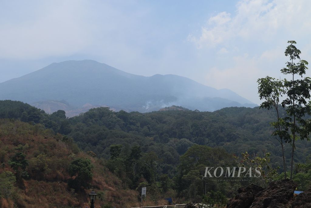 Asap mengepul dari Gunung Ciremai saat dipantau di Desa Padabeunghar, Kecamatan Pasawahan, Kabupaten Kuningan, Jawa Barat, Rabu (23/10/2019).