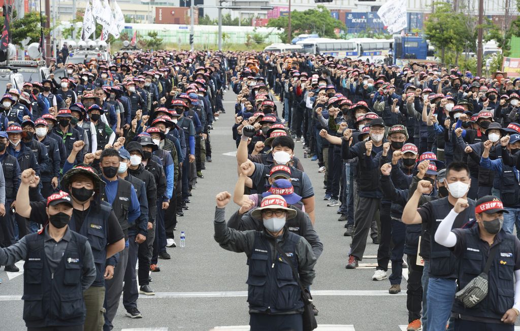 Para anggota Serikat Sopir Truk Kargo berunjuk rasa di Ulsan, Korea Selatan, Senin (13/6/2022). 