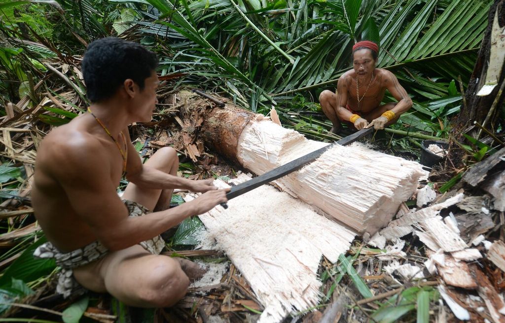 Sikerei Aman Goddai (kanan) dan saudaranya menyerut pohon sagu untuk dijadikan tepung sagu di Dusun Buttui, Desa Madobag, Kecamatan Siberut Selatan, Kepulauan Mentawai, Sumatera Barat, Kamis (28/7/2022). Sagu menjadi makanan pokok suku Mentawai.