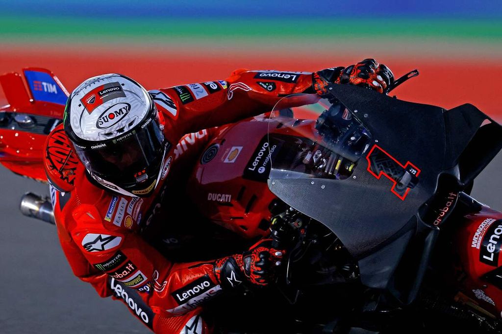 Pebalap tim Ducati, Francesco Bagnaia, memacu motornya dalam tes pramusim MotoGP yang digelar di Sirkuit Lusail, Doha, Qatar, Selasa (20/2/2024).