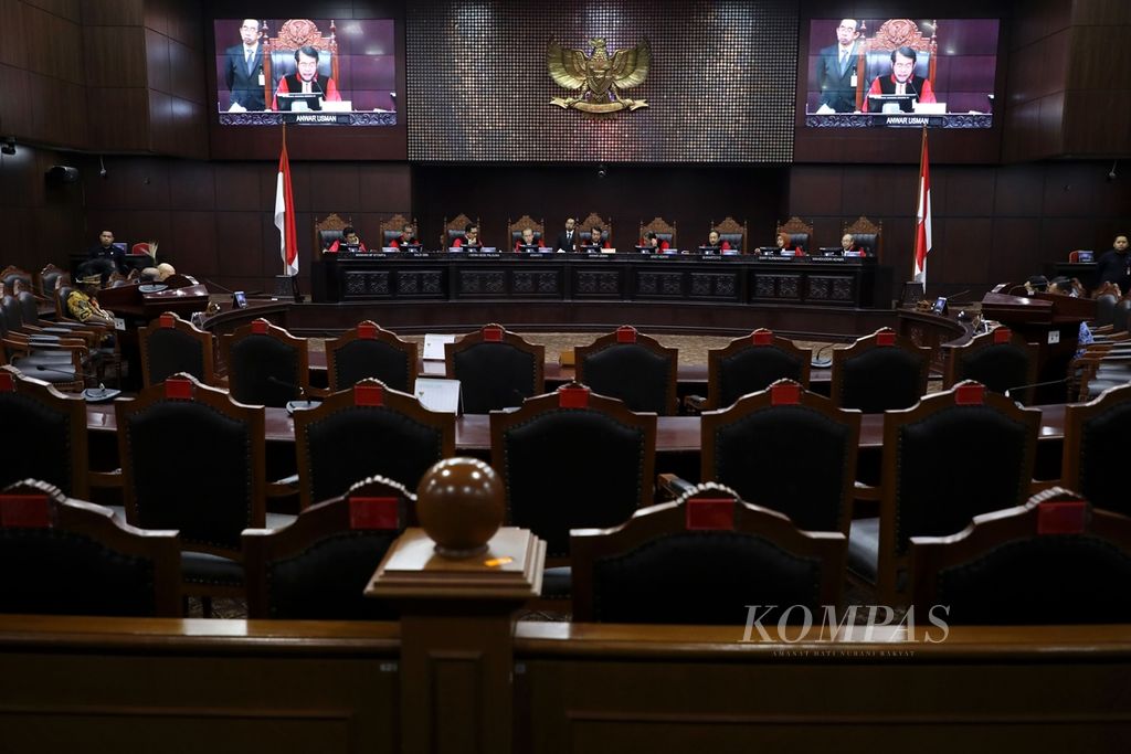 Suasana sidang lanjutan pengujian Undang-Undang Nomor 21 Tahun 2001 tentang Otonomi Khusus Bagi Provinsi Papua di Mahkamah Konstitusi, Jakarta, Senin (28/10/2019). Sidang dengan agenda mendengarkan keterangan saksi ahli yang diajukan pemohon ditunda dikarenakan saksi ahli yang tidak hadir. Sidang akan dilanjutkan lagi pekan depan. 
