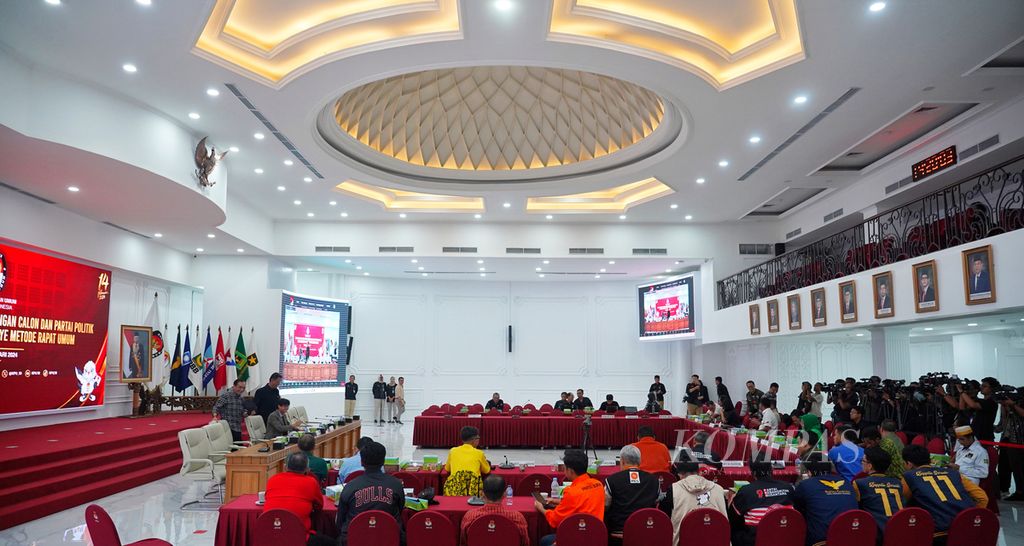 Suasana menjelang digelarnya Rapat Koordinasi dengan Tim Pasangan Calon dan Partai Politik dalam Pelaksanaan Kampanye Metode Rapat Umum di Kantor Komisi Pemilihan Umum (KPU), Jakarta, Minggu (14/1/2024).