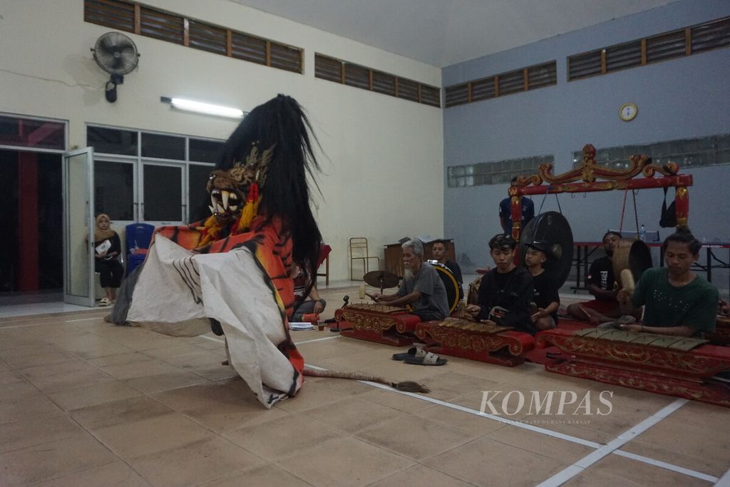 Para penari dari Paguyuban Seni Barong Watu Lumbung berlatih kesenian <i>jathilan</i> di Balai Kelurahan Karanganyar Gunung, Kecamatan Candisari, Semarang, Jawa Tengah, Jumat (15/12/2023) malam.