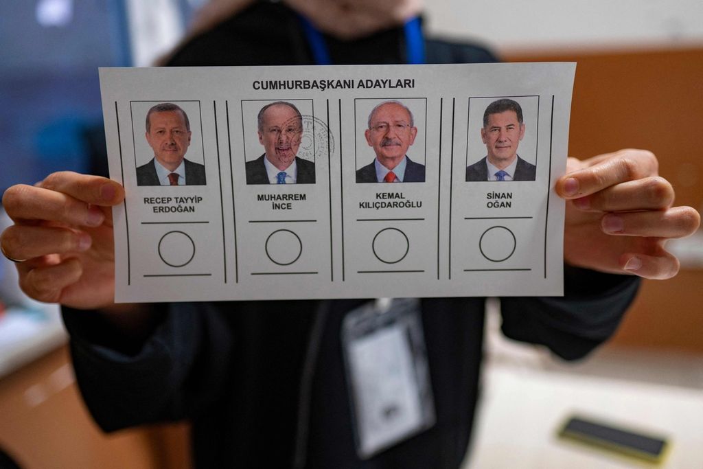 Seorang petugas memperlihatkan surat suara yang digunakan dalam pemungutan suara putaran pertama pemilihan presiden Turki yang diikuti empat kandidat, 14 Mei 2023. Dalam pemungutan suara putaran ke dua yang berlangsung MInggu (28/5/2023), hanya dua kandidat yang bertarung yaitu petahana Presiden Recep Tayyip Erdogan dan Kemal Killicdaroglu yang didukung oleh Koalisi Umat.  (Photo by Yasin AKGUL / AFP)