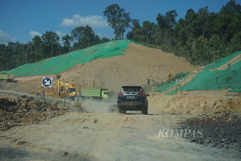 Suasana pembangunan satu seksi dari tiga seksi Jalan Tol IKN yang sedang dikerjakan pemerintah di Kota Balikpapan, Kalimantan Timur, Kamis (3/8/2023). Ini merupakan salah satu infrastruktur pendukung dari Balikpapan menuju ibu kota baru.