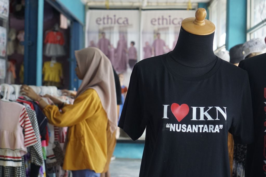 Kaos bertuliskan "I Love IKN Nusantara" dipajang di salah satu toko di Pasar Rebo Sepaku, Penajam Paser Utara, Kalimantan Timur, Jumat (27/5/2022). Sejak Maret 2022, kaos itu sudah terjual lebih dari 1.000 potong.
