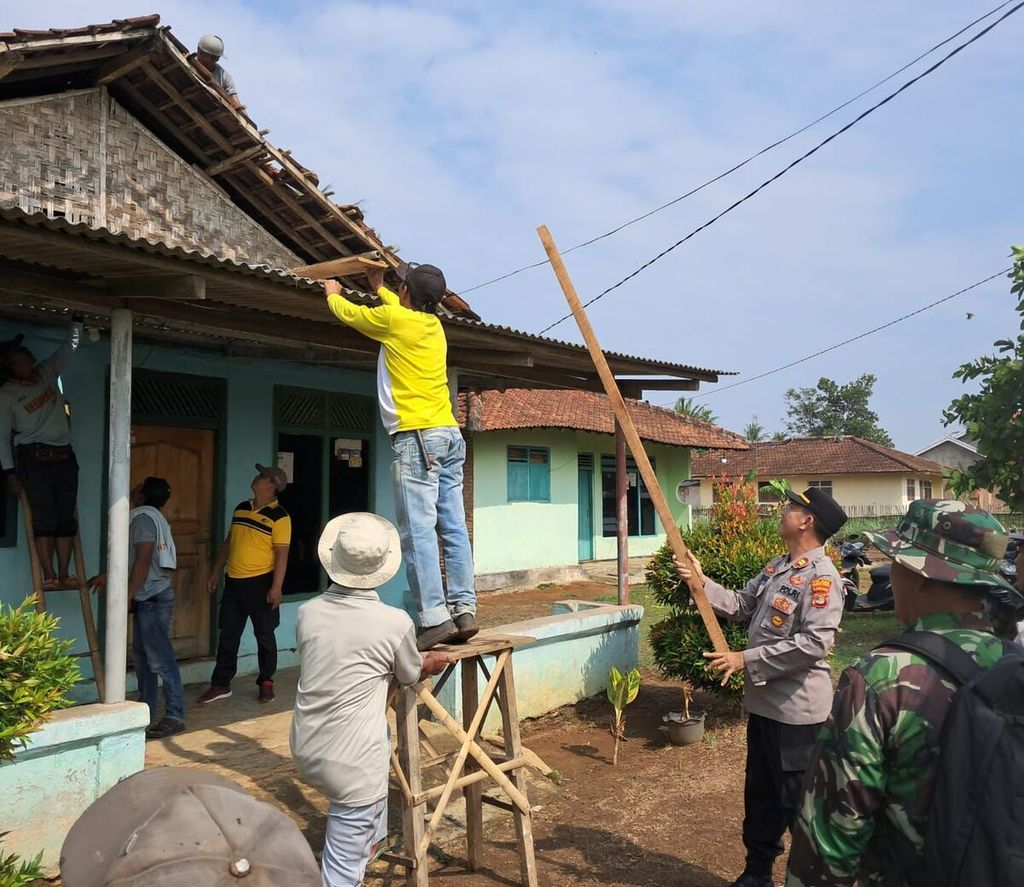 Petugas gabungan membantu warga Kabupaten Lampung Tengah memperbaiki atap rumah yang rusak akibat diterjang angin puting beliung, Minggu (3/11/2024).