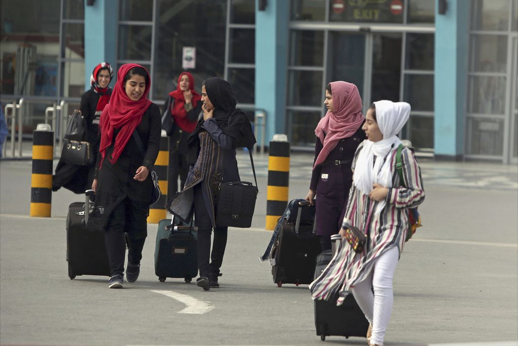 Anggota tim robotika perempuan tiba dari Provinsi Herat untuk menerima visa dari Kedutaan Besar Amerika Serikat di Bandara Internasional Hamid Karzai di Kabul, Afghanistan, 13 Juli 2017. (AP Photo/Rahmat Gul, File)