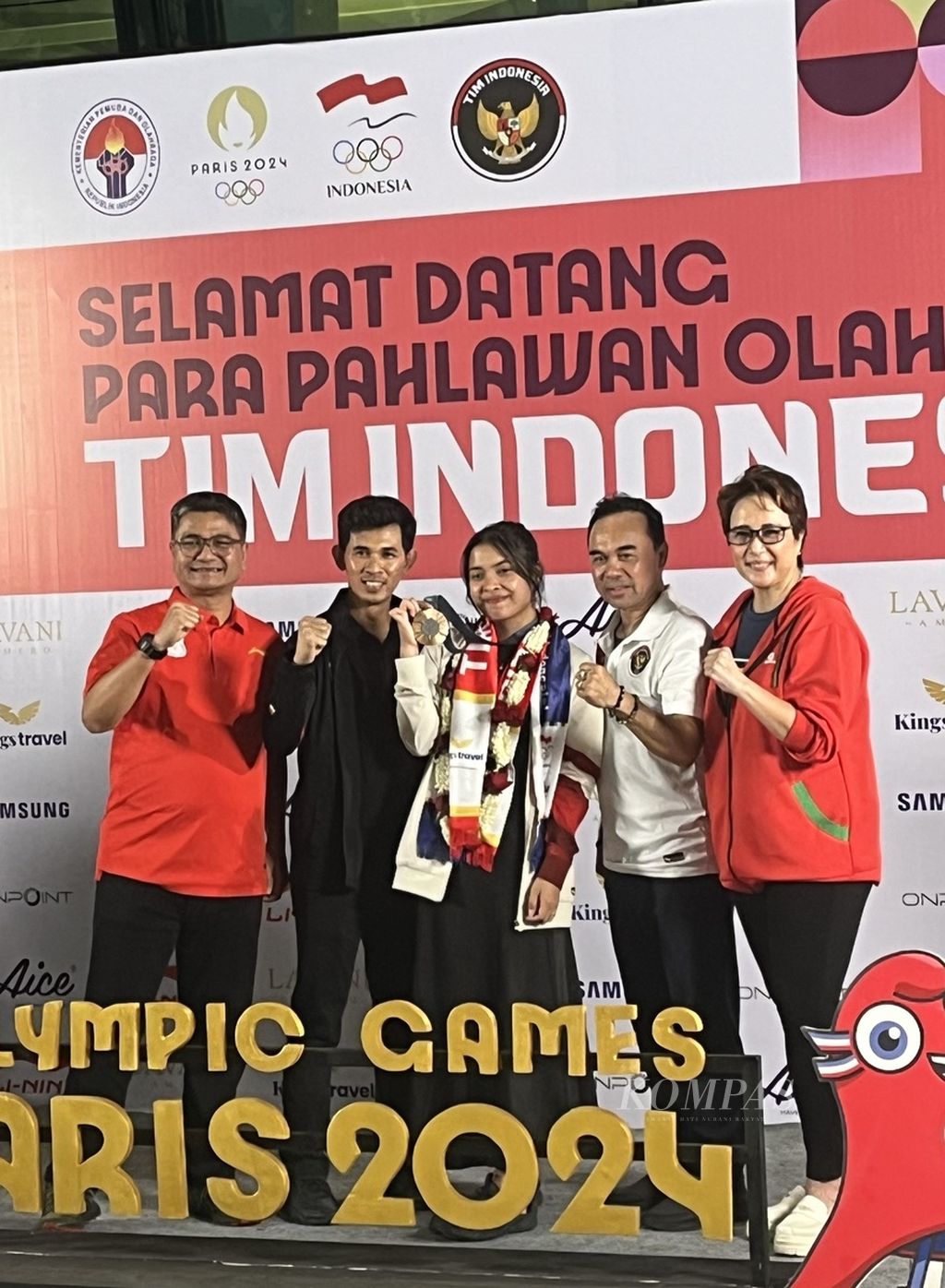 Gregoria Mariska Tunjung (tengah) dalam acara penyambutan di Bandara Soekarno-Hatta, Tangerang, Banten, pada Jumat (9/8/2024). Gregoria mendapat medali perunggu dari bulu tangkis tunggal putri Olimpiade Paris 2024.