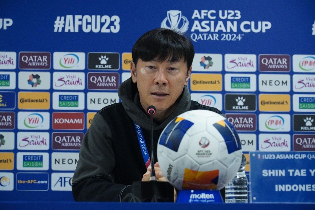 Pelatih Indonesia Shin Tae-yong memberikan penyataan menjelang laga Indonesia melawan Korea Selatan pada perempat final Piala Asia U-23 2024, Rabu (24/4/2024), di Stadion Abdullah bin Khalifa, Doha, Qatar. Shin akan menghadapi negara asalnya.
