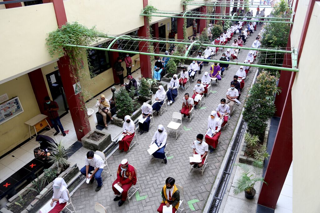 Pemerintah Kota Surabaya sejak Jumat (16/7/2021) mulai memvaksinasi siswa SMP di sekolah masing-masing untuk menghindari kerumunan.