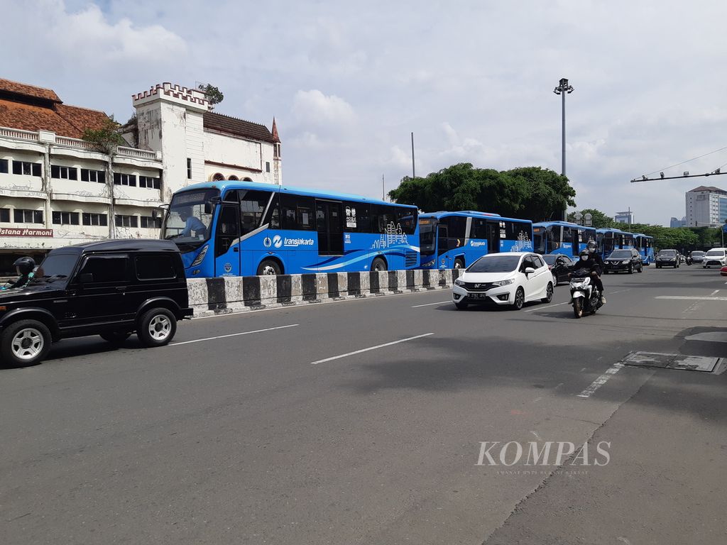 Bus Transjakarta mengantre untuk memulai operasional pengangkutan penumpang di Halte Transjakarta Harmoni, Jakarta Pusat, Senin (6/12/2021). Waktu antrean berkisar 5-20 menit.