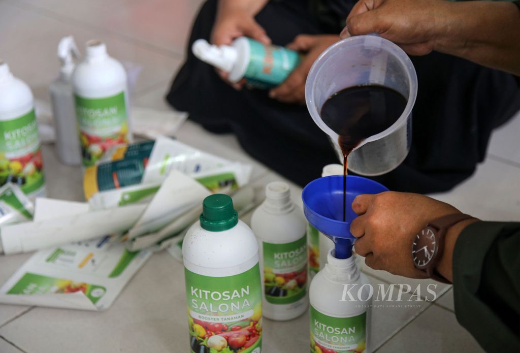 Anggota Kelompok Cangkang Salona mengemas cairan kitosan salona ke dalam botol di rumah produksi di Kitosan di Kecamatan Bontang, Kota Bontang, Kalimantan Timur, Senin (24/7/2023).