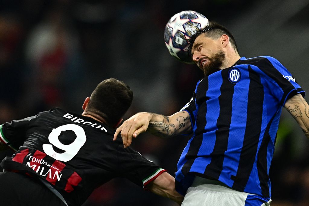 Bek Inter Milan, Francesco Acerbi, memenangi duel udara dengan penyerang AC Milan, Olivier Giroud, pada laga pertama semifinal Liga Champions Eropa, Kamis (11/5/2023) WIB, di Stadion San Siro. Milan takluk, 0-2. 