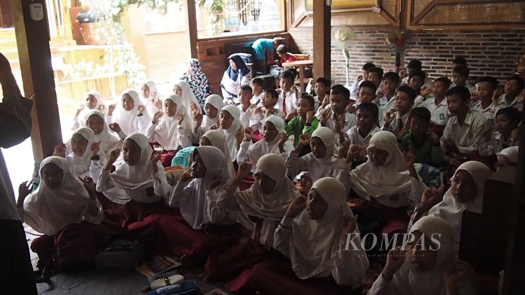 Kegiatan belajar bahasa Inggris di Desa Bahasa Borobudur. Indonesia akan meningkatkan pengajaran bahasa Inggris lewat pendidikan sejak SD. Di Kurikulum Merdeka, mata pelajaran Bahasa Inggris di SD tersedia sebagai mata pelajaran pilihan.