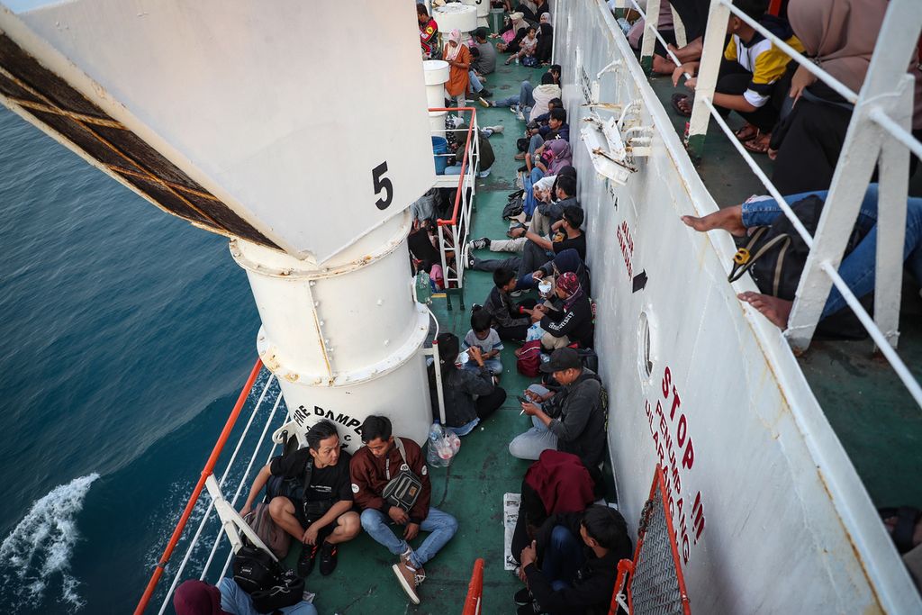 Homecomers rest in the corner of the ferry when crossing the Sunda Strait, Wednesday (26/4/2023). Data from the Bakauheni Post for the period April 25 to 26 2023 at 08.00, the number of travelers crossing from Sumatra Island to Java Island reached 123,232 people.