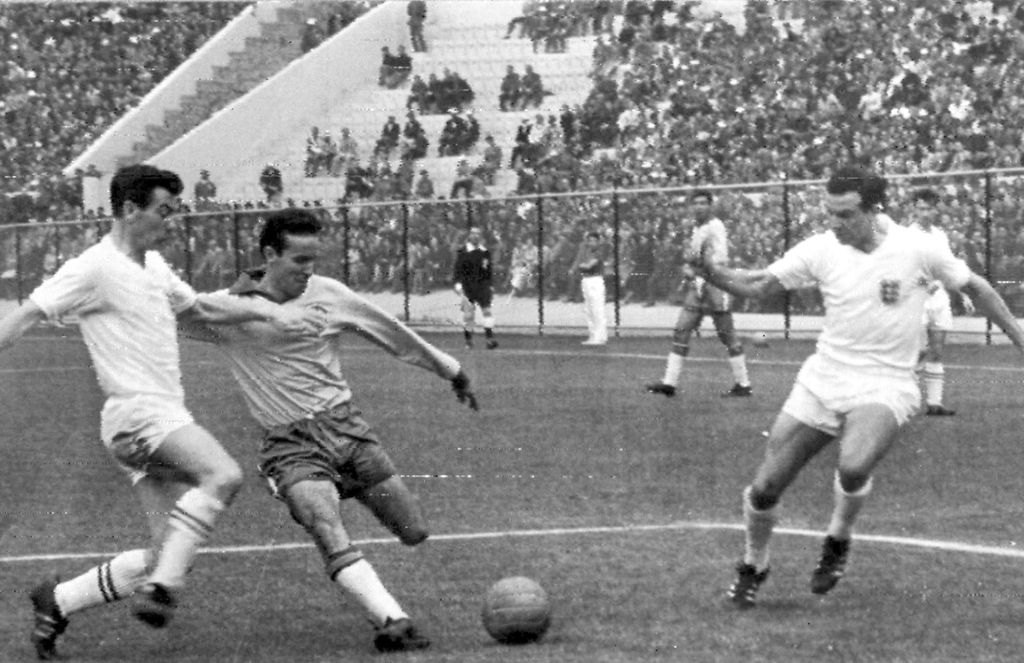 Dokumentasi 1962 ini memperlihatkan Mario Zagallo (tengah), pemain Brasil, menendang bola saat menghadapi Inggris pada perempat final Piala Dunia Chile 1962. Brasil lantas menjadi juara.