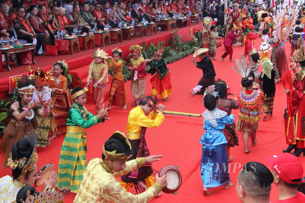 Tarian multietnis di panggung kehormatan saat perayaan Cap Go Meh di Kota Singkawang, Kalimantan Barat, Minggu (5/2/2023).