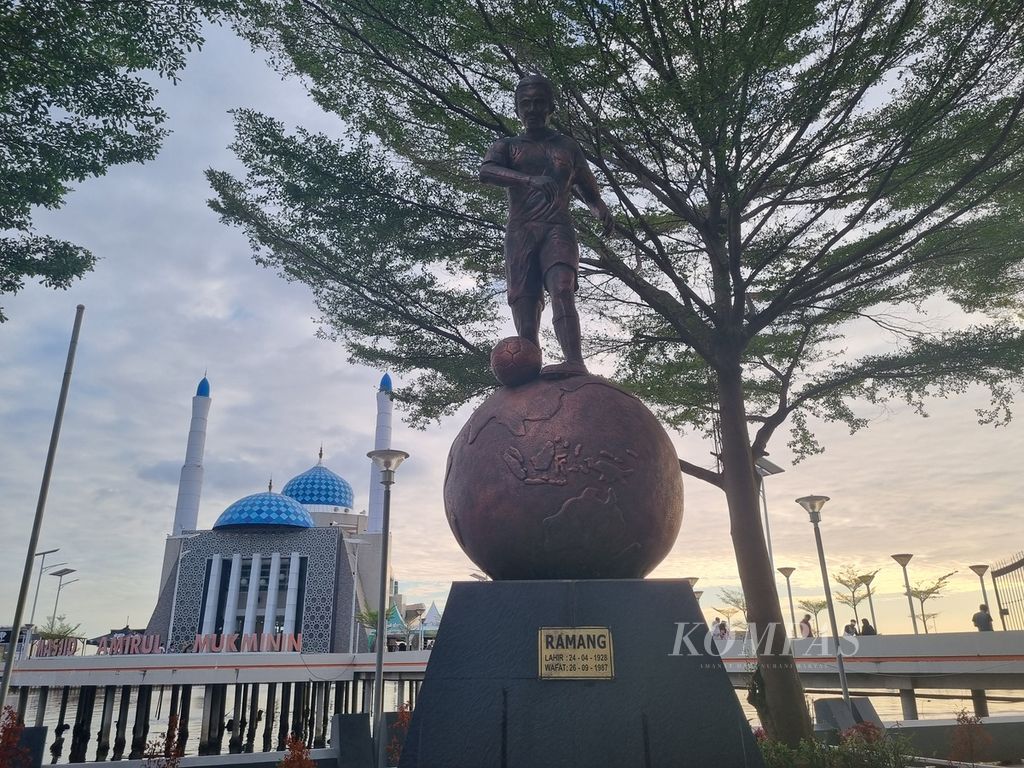 Patung perunggu legenda PSM Makassar, Ramang, berdiri kokoh di kawasan Anjungan Pantai Losari, Kota Makassar, Sulawesi Selatan, Minggu (25/6/2023). 