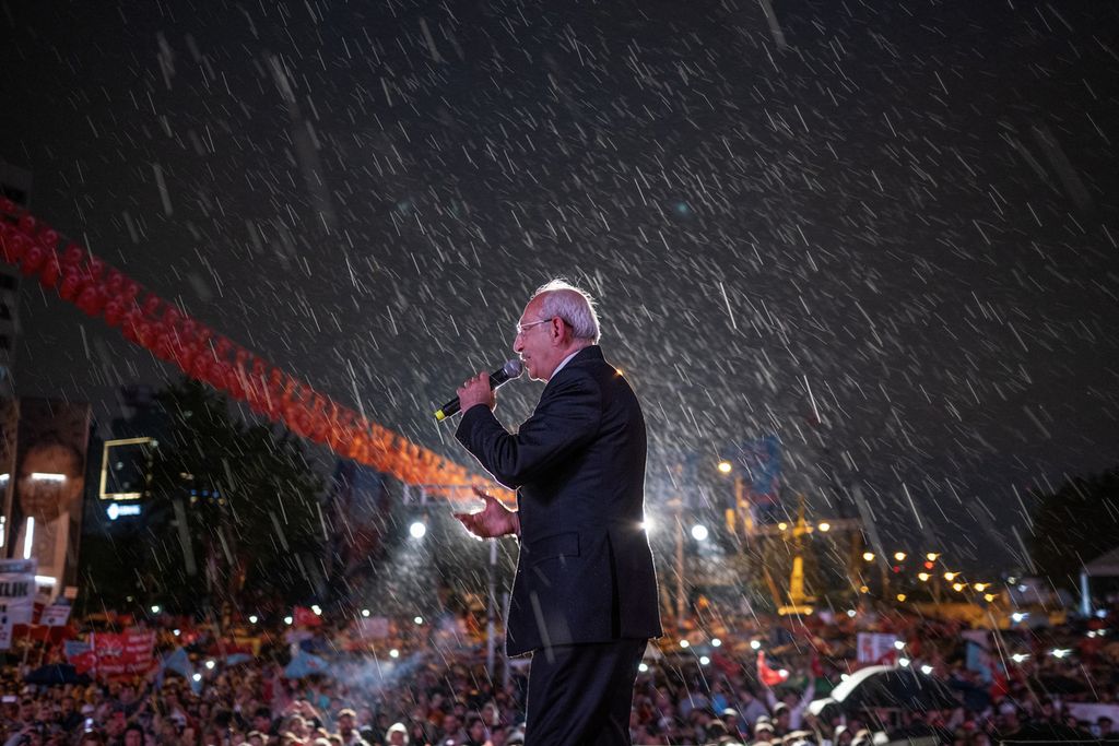Di tengah hujan, Kemal Killicdaroglu, kandidat kuat perdana menteri Turki dari Partai CHP, memberikan pidato di hadapan pendukungnya di Ankara, Turki, Jumat (12/5/2023). 
