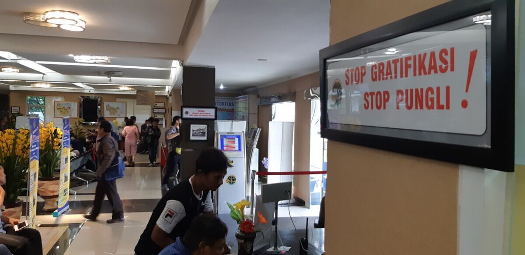 (Ilustrasi) Semboyan "stop gratifikasi" dan "stop pungli" terpasang di Kantor Pertanahan Kota Administratif Jakarta Barat, Kamis (7/2/2019).
