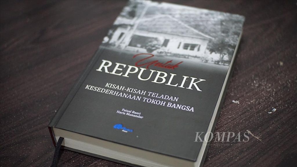 Buku <i>Untuk Republik: Kisah-Kisah Teladan Kesederhanaan Tokoh Bangsa</i> karya Faisal Basri dan Haris Munandar.