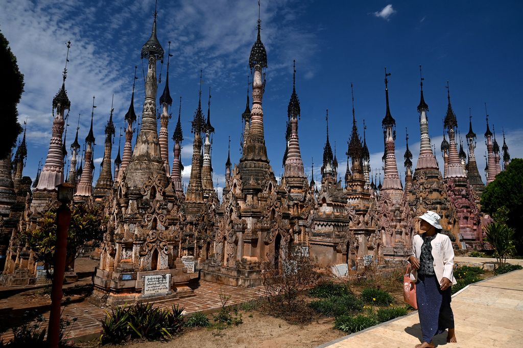 Turis melintas di depan stupa di kompleks pagoda Kakku, dekat kota Taunggyi, Negara Bagian Shan, Myanmar, 21 Maret 2023. 