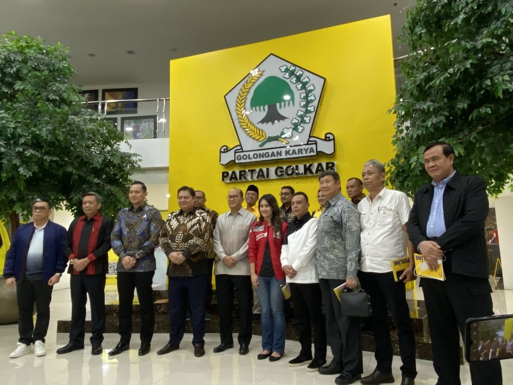 Pimpinan partai politik anggota Koalisi Indonesia Maju seusai mengadakan rapat di kantor DPP Partai Golkar, Jakarta, Kamis (9/11/2023) malam.