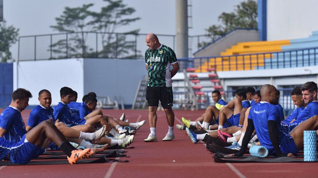 Pelatih Persib Bandung Bojan Hodak memantau latihan para pemainnya di Bandung pada Sabtu (7/9/2024). Persib Bandung berstatus juara bertahan Liga 1 Indonesia.