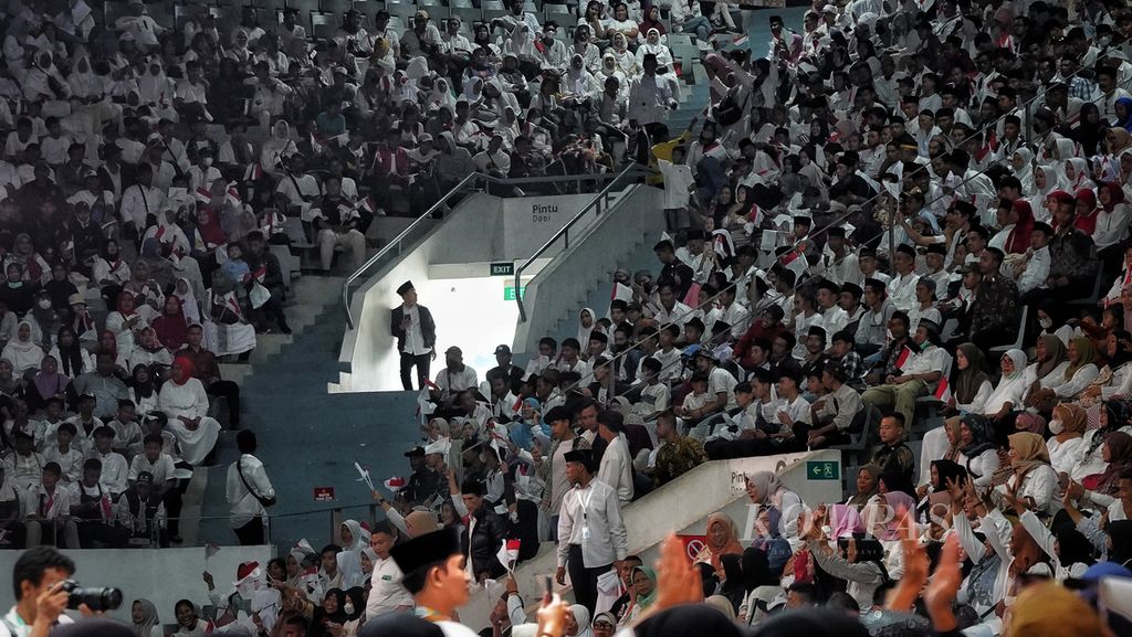 Para hadirin memenuhi tribune saat acara Penutupan Rapimnas Solidaritas Ulama Muda Jokowi (Samawi) di Istora Gelora Bung Karno, Jakarta, Sabtu (7/10/2023). 