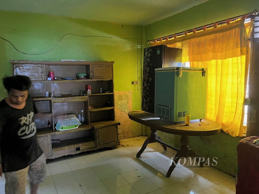 Dua lemari pendingin diletakkan di atas meja di rumah Farida Baso (56), Kamis (18/1/2024), di Kelurahan Komo Luar, Wenang, Manado, Sulawesi Utara. Pascabanjir yang terjadi pada Januari 2023, warga yang tak bisa merelokasi diri berupaya beradaptasi dengan risiko bencana.