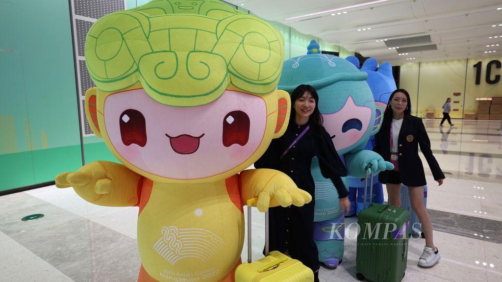 Pengunjung berfoto dengan maskot Asian Games Hangzhou 2022 di Main Media Centre (MMC) Asian Games 2022 di kota Hangzhou, Provinsi Zhejiang, China, Kamis (21/9/2023). MMC membentang di area seluas hampir 50.000 meter persegi yang terbagi menjadi beberapa bagian, termasuk Main Press Centre dan International Broadcasting Centre.