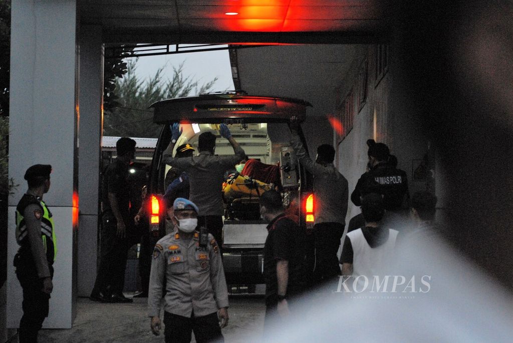  Tim evakuasi membawa tiba di Rumah Sakit Bhayangkara Jambi, Selasa (21/2/2023) sore. membawa rombongan Kepala Polda Jambi Inspektur Jenderal Rusdi Hartono. Tampak Rusdi dibawa masuk menuju ruang instalasi gawat darurat rumah sakit itu.