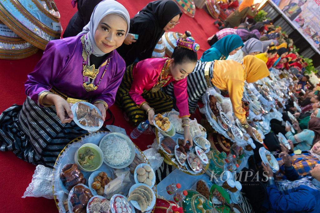 Gelaran Pakandekande, atau jamuan makan tradisional, digelar pada Minggu (22/5/2022) siang di Keraton Buton, Baubau, Sulawesi Tenggara. Kegiatan ini merupakan rangkaian HUT Sultra yang ke-58.