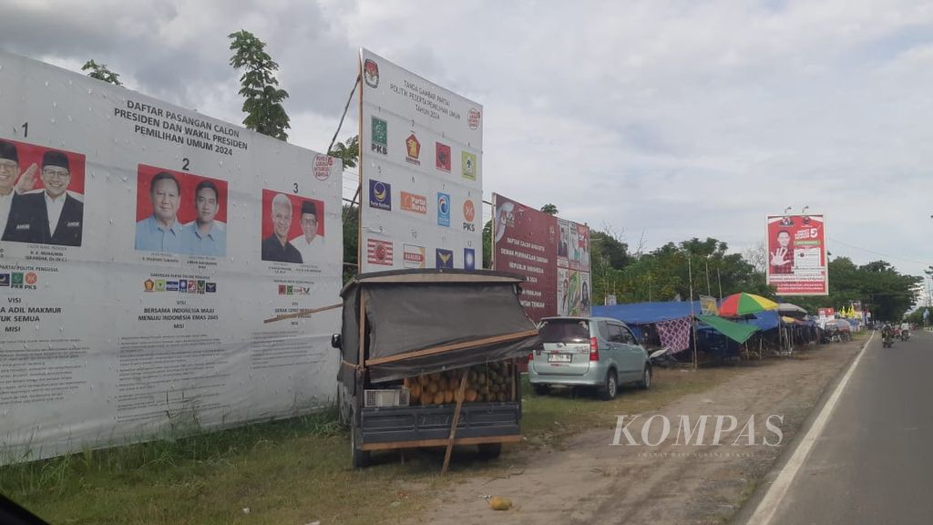 Baliho dan spanduk calon anggota legislatif di Jalan Yos Sudarso, Kota Palangkaraya, Kalimantan Tengah, Kamis (1/2/2024).