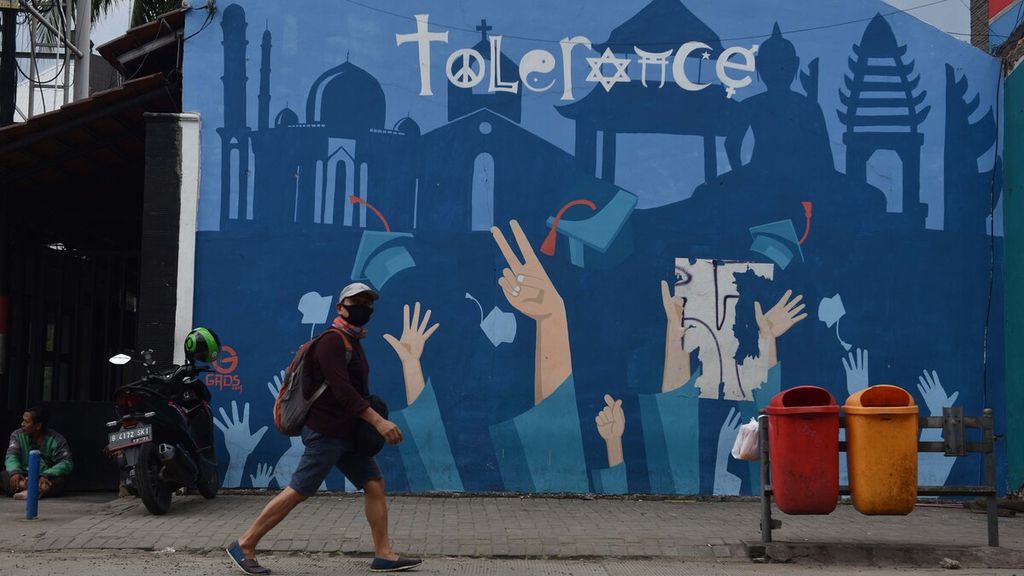 Mural menjadi salah satu media bagi masyarakat untuk menyerukan toleransi dalam kehidupan beragama. Hal itu salah satunya ditemui di Jalan Ciledug Raya, Petukangan, Jakarta Selatan, Jumat (3/4/2020).