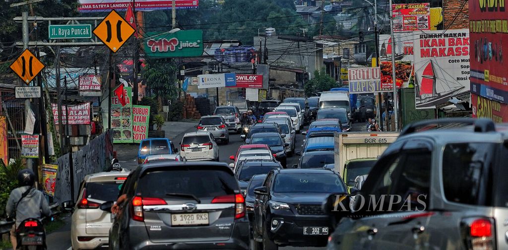 Suasana lalu lintas kendaraan di Megamendung, Bogor, Jawa Barat (22/3/2023). Situasi lalu lintas akses menuju kawasan Puncak terlihat padat oleh warga yang hendak mudik di wilayah Bogor, Cianjur, dan Sukabumi untuk menyambut puasa Ramadhan di kampung halaman. 