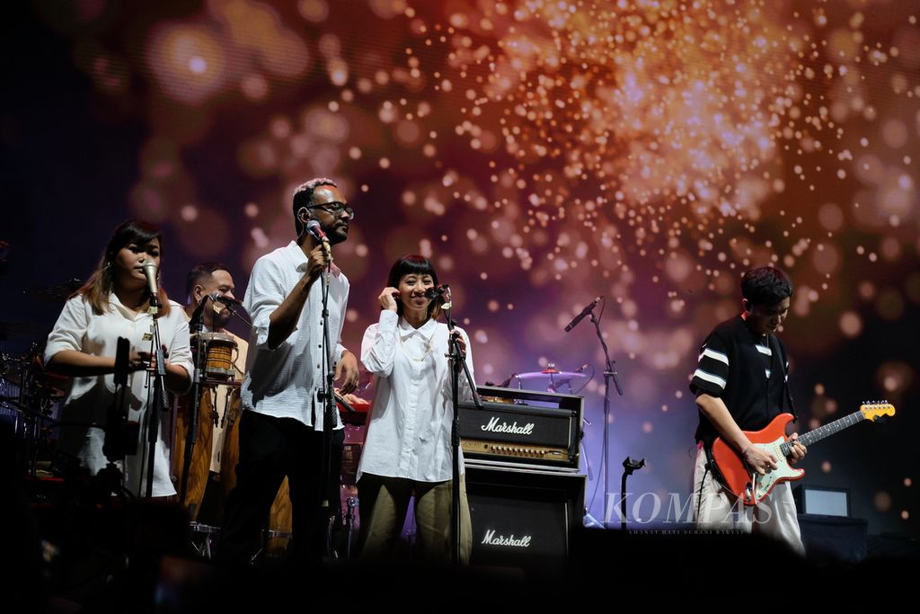 Grup musik Maliq & D'Essentials tampil pada Ramadhan Jazz Festival, Sabtu (29/3/2024) malam, di pelataran Masjid Cut Meutia, Jakarta. Ramadhan Jazz Festival digelar 29-30 Maret 2023 dan seluruh pendapatan yang diperoleh dari penjualan tiket akan didonasikan ke Palestina. 