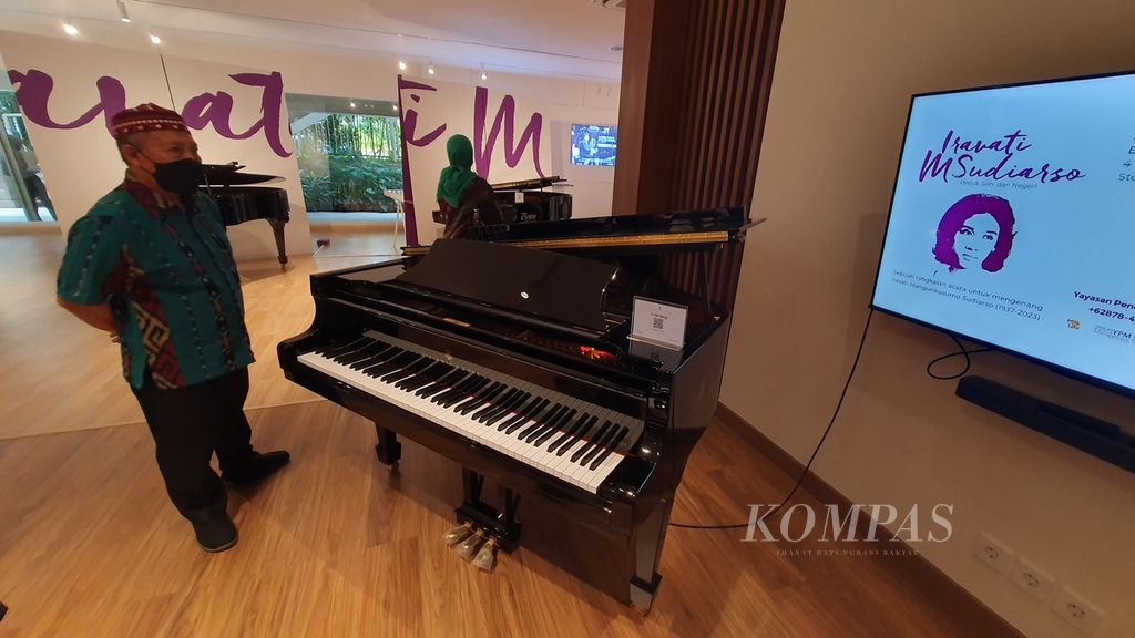 Seorang pengunjung melihat piano milik Iravati M Sudiarso yang dipamerkan di Steinway Gallery, Jakarta, Sabtu (4/11/2023).