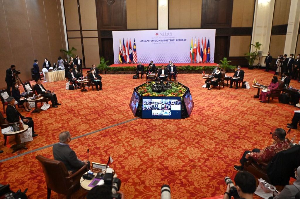 Suasana pertemuan para menteri luar negeri Perhimpunan Bangsa-bangsa Asia Tenggara (ASEAN) di Phnom Penh, Kamboja, Kamis (17/2/2022). 