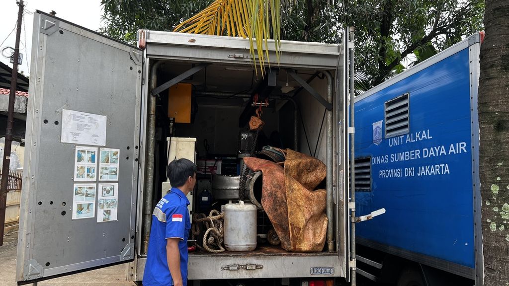 Pompa <i>mobile </i>yang digunakan untuk memindahkan air genangan ke dalam saluran di Rumah Pompa Perdatam, Ulujami, Pesanggrahan, Jakarta Selatan, Jumat (2/12/2022).