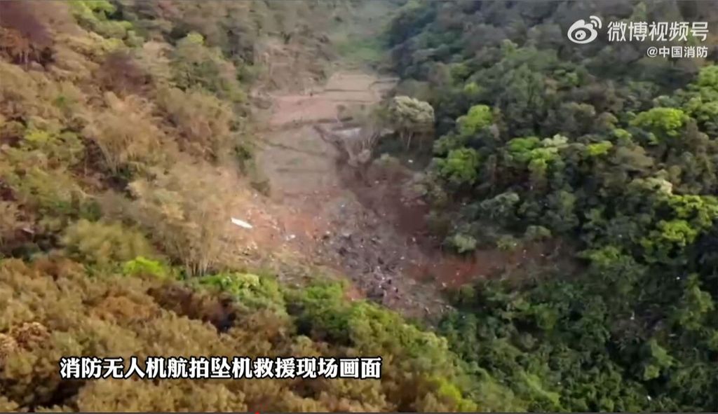 Foto yang diambil dari rekaman video ESN /China Fire via AFPTV memperlihatkan gambar udara di mana pesawat milik China Eastern jatuh di wilayah perbukitan di Tengxian, Wuzhou. Foto diambil pada Senin (21/3/2022).